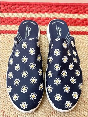 Clarks Navy Floral Slip-On Cloudsteppers Sz.9.5